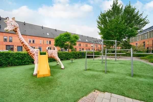 Een moderne midden woning met 4 slaapkamers in een kindvriendelijke woonwijk dichtbij de basisscholen, kinderdagverblijf en speeltuin en het nieuwe winkelcentrum Hoog Dalem in Gorinchem Oost.